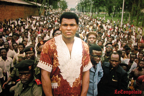 Mohamed Ali dans la liesse populaire de Kinshasa en 1974