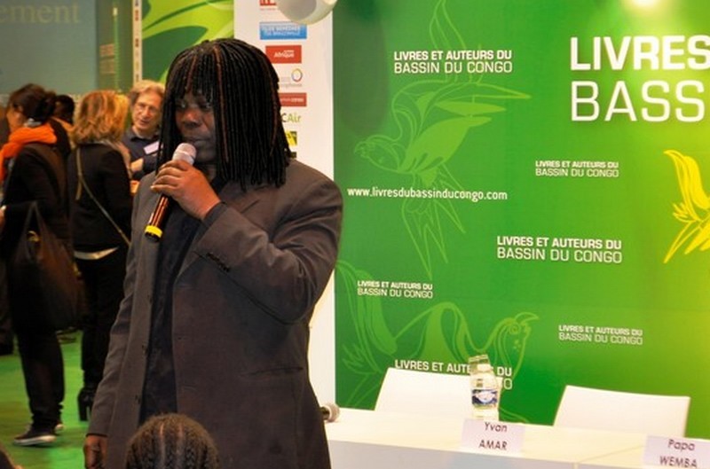 Nzongo Soul sur le Stand Livres et Auteurs du Bassin du Congo lors d'une des éditions du Salon du Livre de Paris 