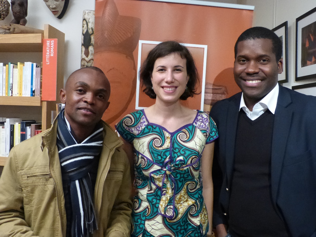 De gauche à droite : Baudoin Mouanda, Véra Kempf et Vérone Mankou à la Librairie-Galerie Congo (crédits ADIAC)