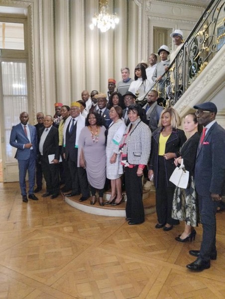 Photo de famille à l'issue de la mise en place officielle du Conseil des Sages des Congolais de l’Étranger (CSCE), Ambassade du Congo en France, le 20 décembre 2023