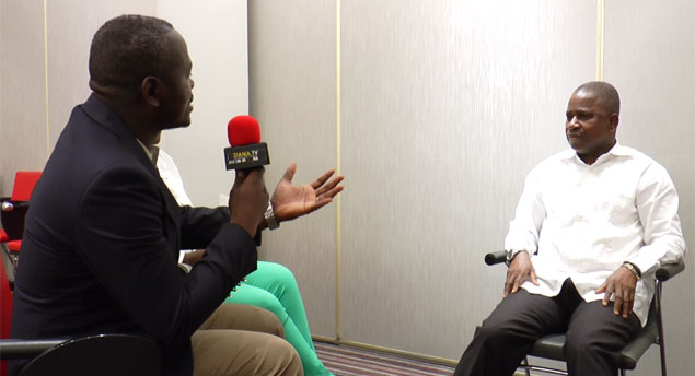 Cyr Makosso interviewant Pierre Ngolo, secrétaire général du PCT, pour Ziana TV (crédits DR) Cyr Makosso, Pierre Ngolo, PCT, Ziana TV