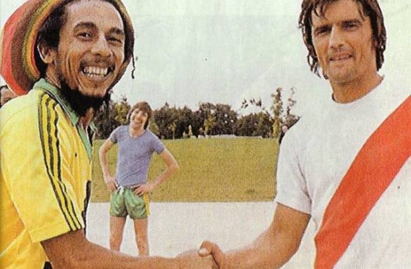 Poignée de main entre Bob Marley et le footballeur international français Henri Michel à Nantes