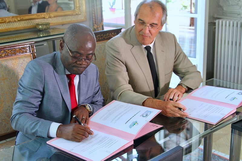 Hadjinsy Grégoire Kouffa, maire de la jeune commune de Pokola et Gilles Battail, maire de Dammarie-les-Lys signent la convention de partenariat de développement durable du 4 juillet 2019 en France