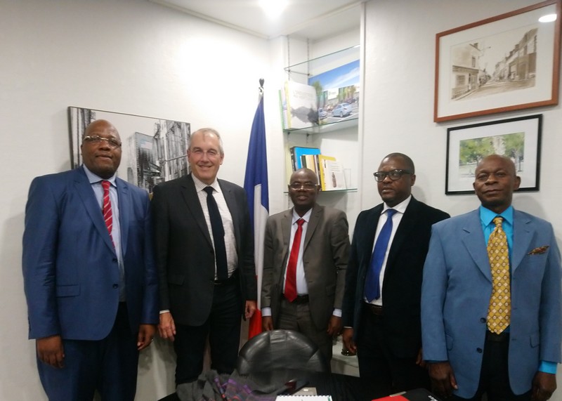 Hadjinsy Grégoire Kouffa, maire de Pokola et Gilles Battail, maire de Dammarie-les-Lys tous deux entourés de gauche à droite de Sosthène Pala Mawa, Salomon Bambendze et Anselme Massamba. 