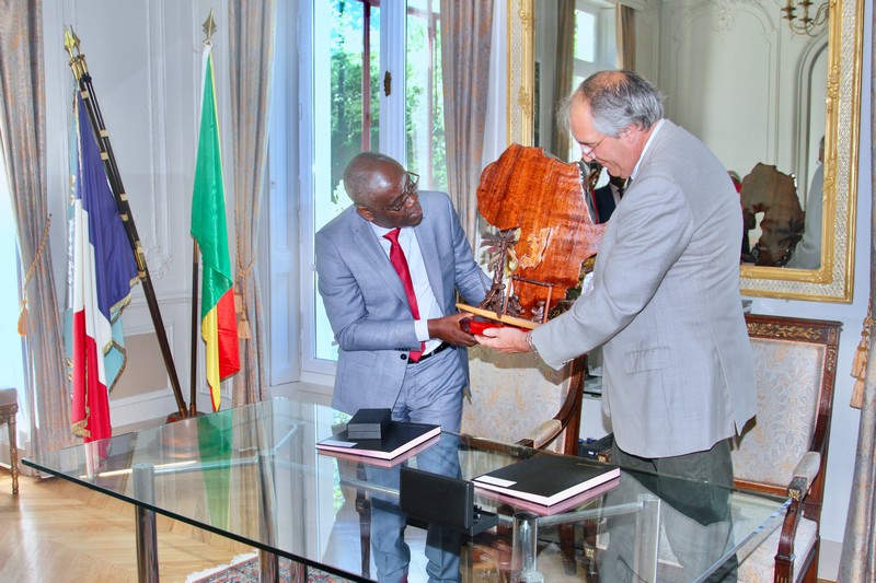 Hadjinsy Grégoire Kouffa, maire de Pokola au Congo remet un cadeau à Gilles Battail, maire de Dammarie-les-Lys en France