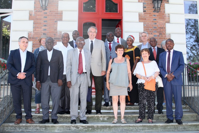 Photo de la délégation congolaise conduite par  Hadjinsy Grégoire Kouffa, maire de Pokola, à l'issue de la signature de la convention de partenariat de développement durable avec son homologue Gilles Battail de Dammarie-les-Lys