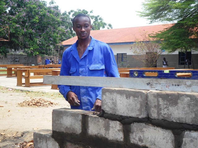 Un jeune maçon en formation au Centre Mbongwana