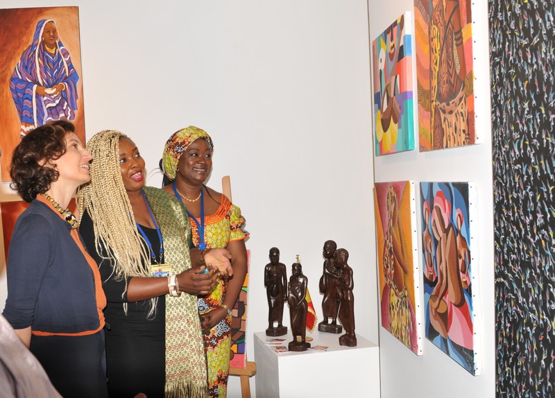 Unesco-Semaine Africaine 2018 Audrey Azoulay directrice de l'Unesco émerveillée devant les tableaux de Vanessa Agnagna