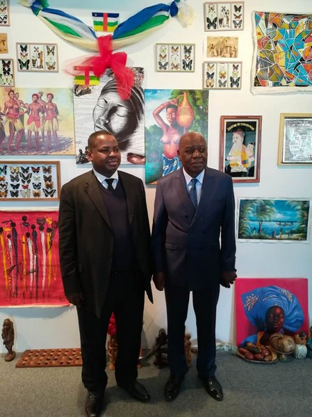 Unesco Semaine Africaine l'ambassadeur Michel Gbezera-Bria et son compatriote Maître Michel Langa devant une partie de l'exposition des tableaux de la République Centrafricaine