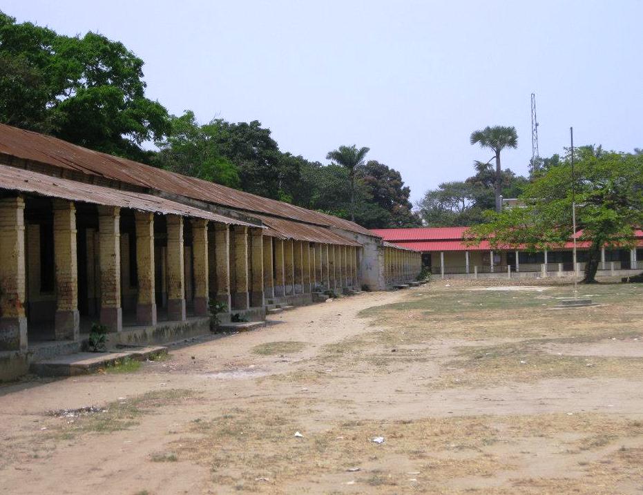 Façade intérieure de l'école de la Fraternité à Brazzaville