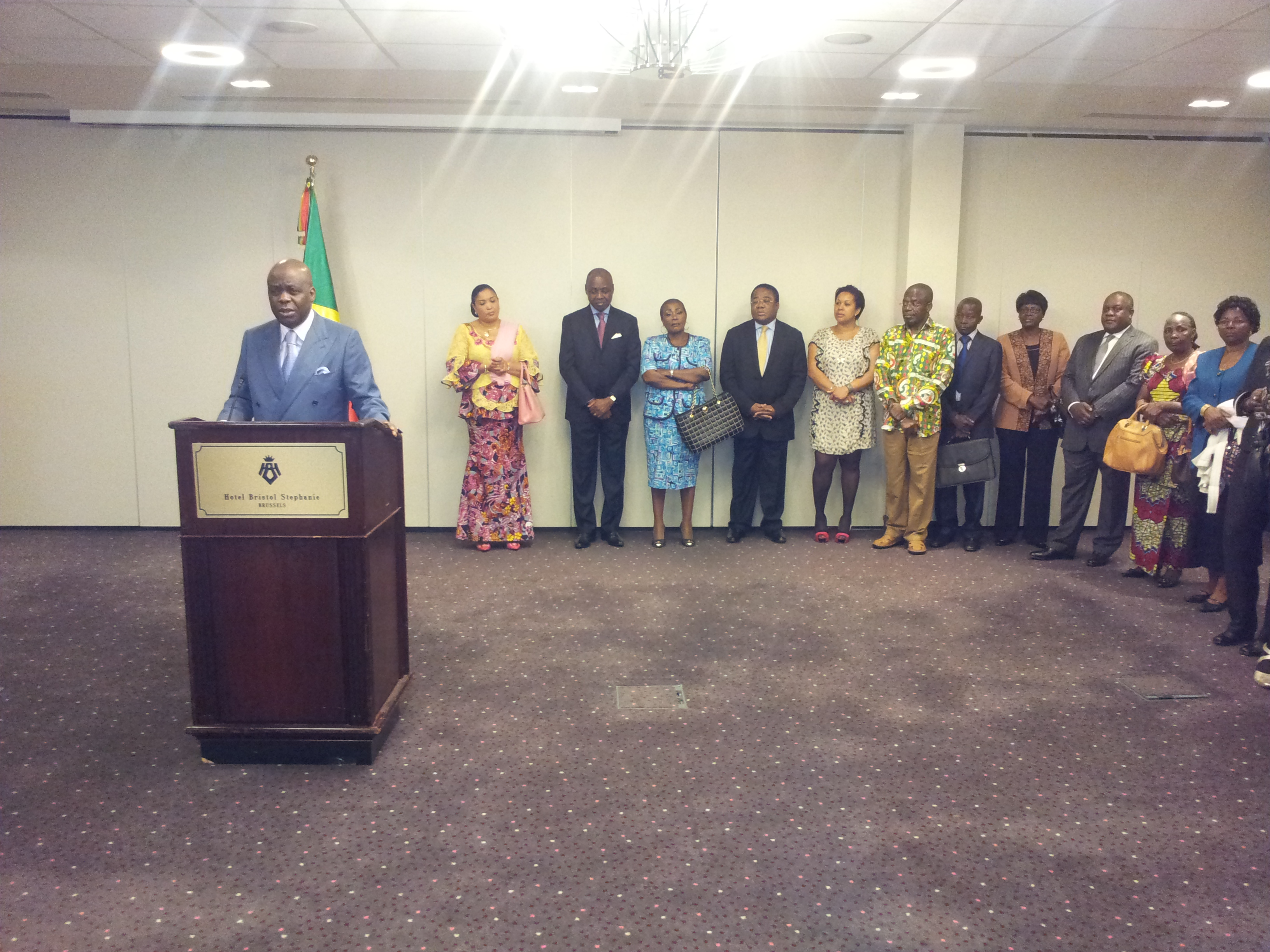 L'ambassadeur Roger Julien Menga entouré du personnel de l'ambassade du Congo auprès du Benelux