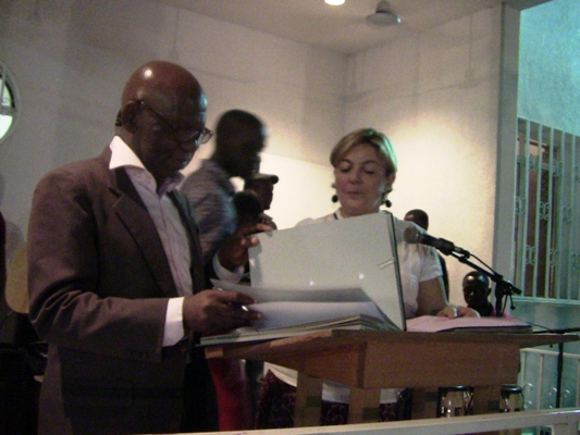 Gérard Muaka et Kathryn Brahy signant le protocole d’accord 
