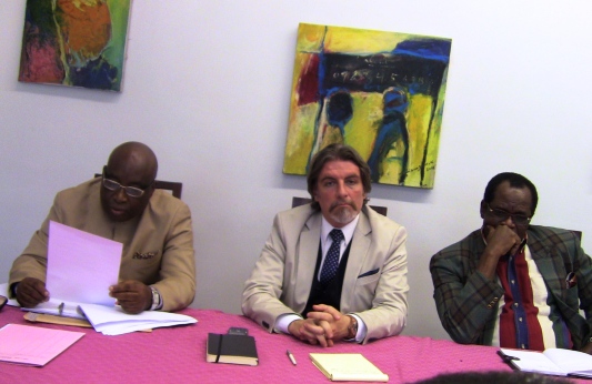 Le Pr André Yoka lisant la « Déclaration de Lubumbashi » au côté de Fabrice Sprimont et Philippe Masegabio