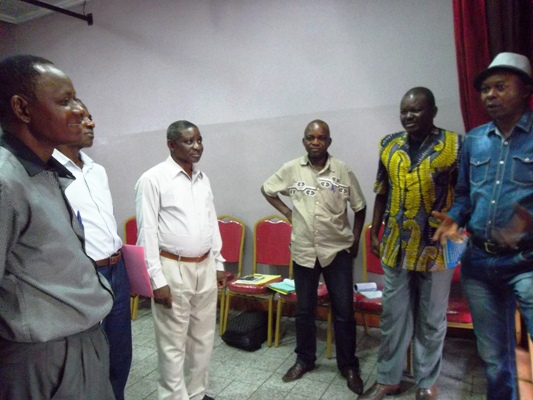  Le coordonnateur du séminaire, Ngaki Kosi, en compagnie de quelques participants à l'atelier pendant une pause