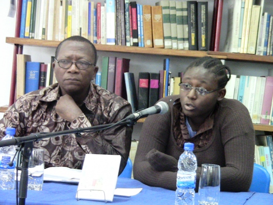 Marie-Justine Kalunga exprimant son plaisir d’écrire au côté du Pr. Makolo