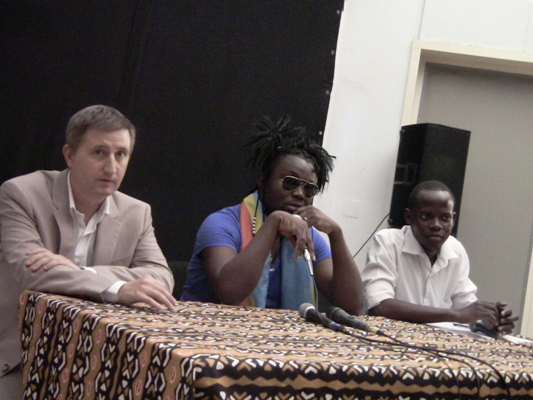 Olivier Tshimanga entouré de Christophe Roussin Christian (directeur adjoint et chargé de communication de l’IF) lors de la conférence de presse 