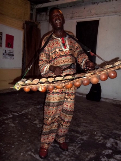 Walengo Francois Bukaka, alias Deb’s chantant et jouant au xylophone
