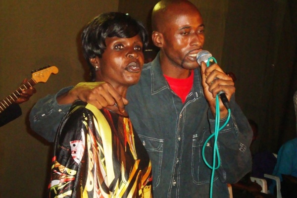 Petit Wendo et Tina Wendo, benjamine de Wendo Kalosoy, rendant hommage à Wendo Kalosoy à Eza Possibles (juillet 2009)