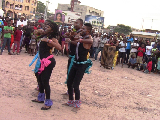 Une scène où Bénédicte Shutsha est soutenue par les autres danseurs