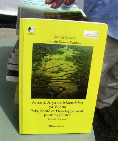  La couverture de la version bilingue Amani, afya na mandeleo ya vijana