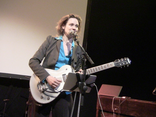 Un extrait du concert de Cloé du Trèfle au Centre Wallonie-Bruxelles 