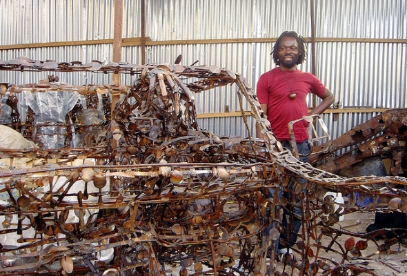  Freddy Tsimba devant une de ses œuvres 