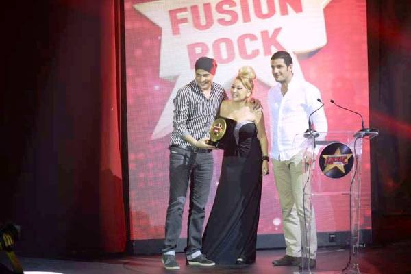 Amine AUB recevant le prix du meilleur artiste Rock/fusion 2013, le 20 mai dernier au Maroc 