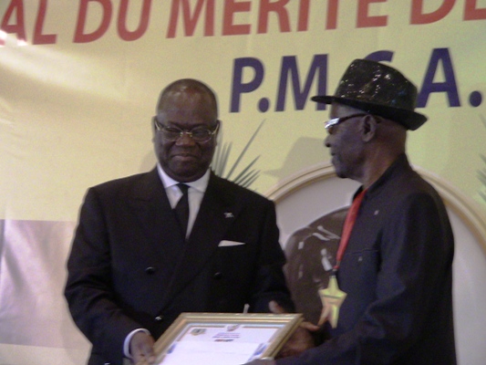 Jeannot Bombenga recevant son brevet des mains du ministre Kin-Kiey Mulumba