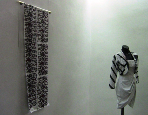 Deux créations de Meni Mbugha dont un vêtement de la collection vivuya