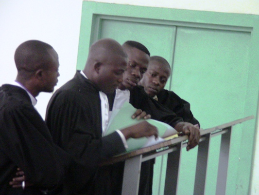 L’avocat de Vodacom Congo entouré des avocats de la partie adverse lors de l’audience du 13 août 