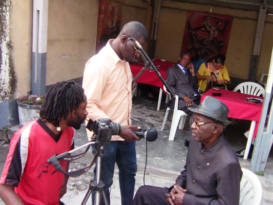 Jeannot Bombenga répondant aux questions de jeunes réalisateurs de Bimpa Production en tournage 