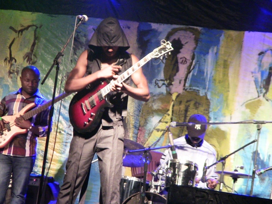 « Le Roi Diez Salopard » jouant à la guitare à l’avant de la scène 