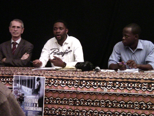 shoper Kabambi entouré par Antoine Yvernault et Christian Kisavu de l’IF s’exprimant face à la presse e 