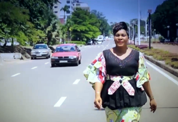 L’Or Mbongo dans un extrait du clip de la chanson Lokito