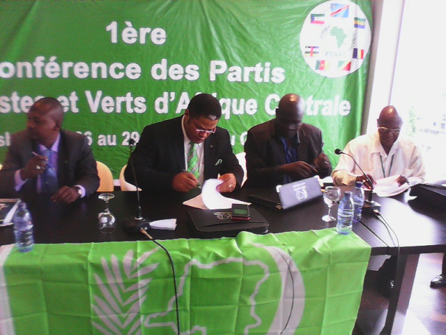 signature des statuts de la Févac, par les présidents des partis membres/Photo Adiac.
