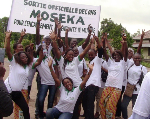  La photo de famille des membres de l’ONG Moseka à l’emplacement réservé à la construction du centre 