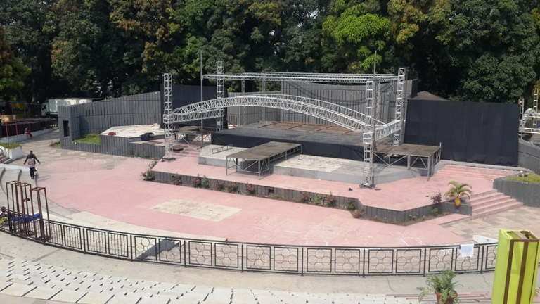 Vue frontale du podium qui devait accueillir le concert de Stromae 