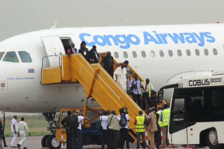 La descente d’avion de la délégation venue d’Abidjan avec la dépouille de Papa Wemba