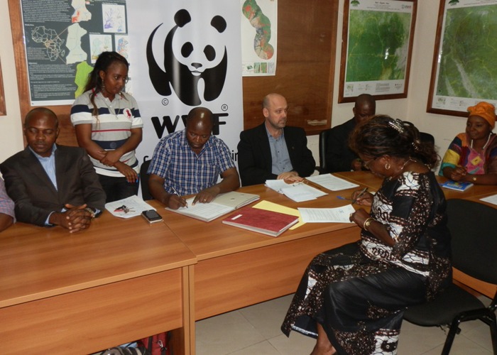 signature du protocole de partenariat par le Directeur national de WWF-RDC et les représentants des ONG congolaises/photo Adiac