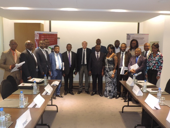 Photo de famille de Jean-Paul de Gaudemar avec les chefs des établissements membres de l’AUF