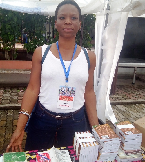 Clarisse Fordant au stand des Éditions Nzoï à la sixième Fête du livre de Kinshasa 