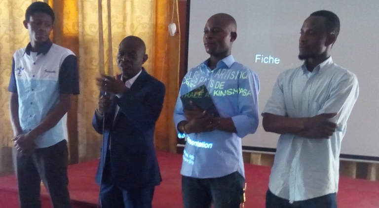 F. Tawite entouré de Wayway Dolsée, Lohanga Jackson et Zuma Raphy à la restitution