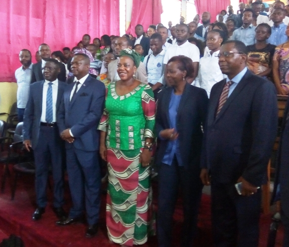 Photo de famille de Louise Mushikiwabo avec la communauté de l’UPC  (Photo Adiac)