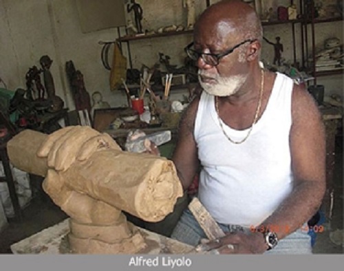 Maître Liyolo en pleine création dans son atelier à domicile