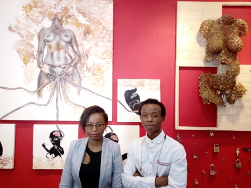 Prisca Tankwey et Paulvi Ngimbi devant leur œuvre commune