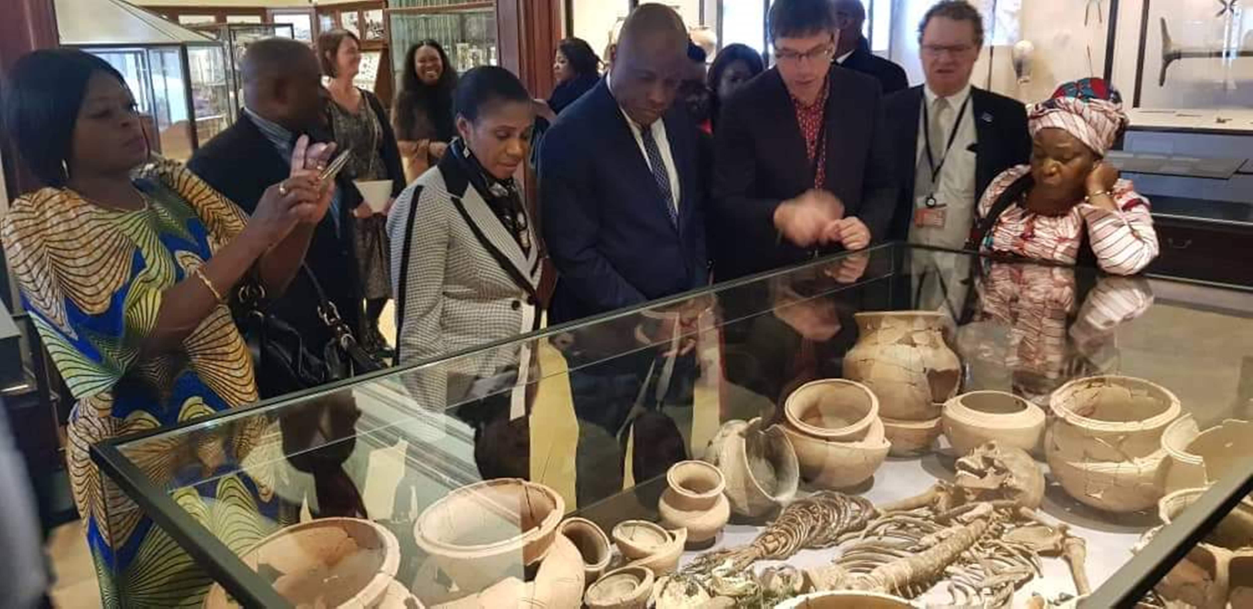 Arrêt devant la tombe reconstruite d'un jeune adulte découverte à Sanga, Upemba dans le Haut-Lomami 