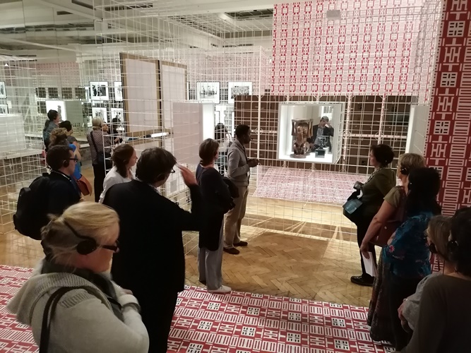 Vue d’une visite guidée de l’exposition IncarNations