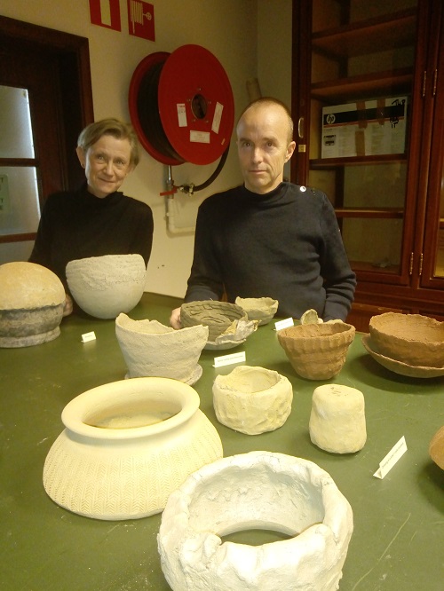 Els Cornelissen et Alexandre L. Smith devant des poteries des collections de l’AfricaMuseum (Adiac)