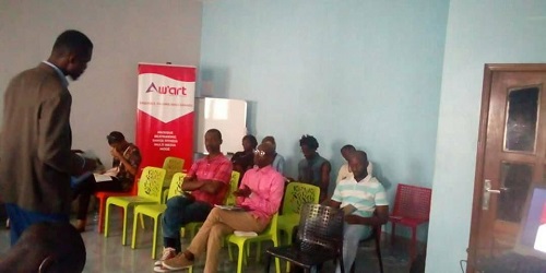 Jean-Jacques Tankwey expliquant le projet Global design action à des jeunes designers de Kinshasa Jean-Jacques Tankwey expliquant le projet Global design action à des jeunes designers de KinshasaJean-Jacques Tankwey expliquant le projet Global design action à des jeunes designers de KinshasaJean-Jacques Tankwey expliquant le projet Global design action à des jeunes designers de Kinshasa