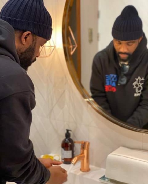 Fally Ipupa se lavant les mains comme l'exige les mesures préventives contre le Covid-19